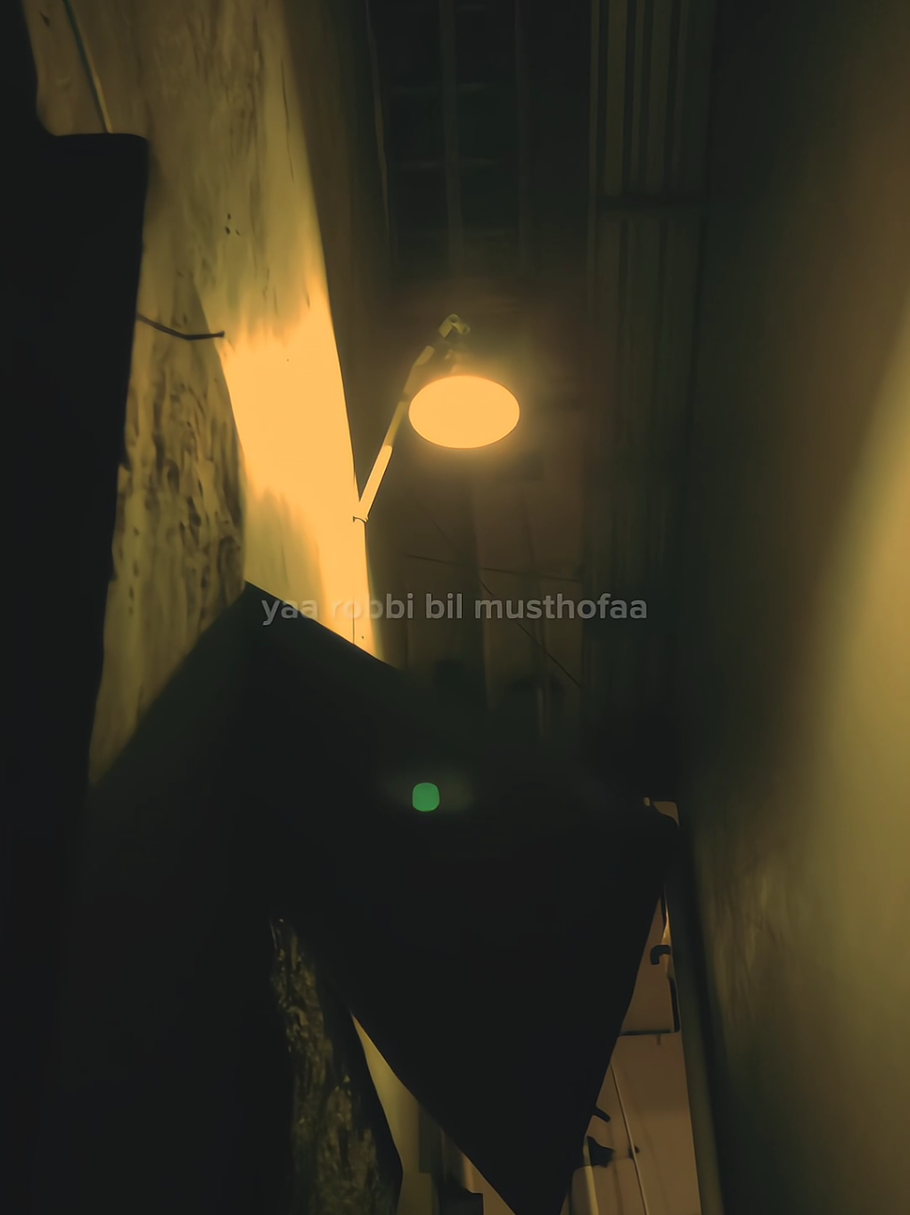 Saat kamu merasa tidak ada orang yg dipihak mu, tenanglah, Masih ada Allah yg selalu ada bersamamu. • Gus Baha'• #yarobbibilmustofa #azzahirpekalongan #sholawatan #soundsholawat #irsyadsyad 