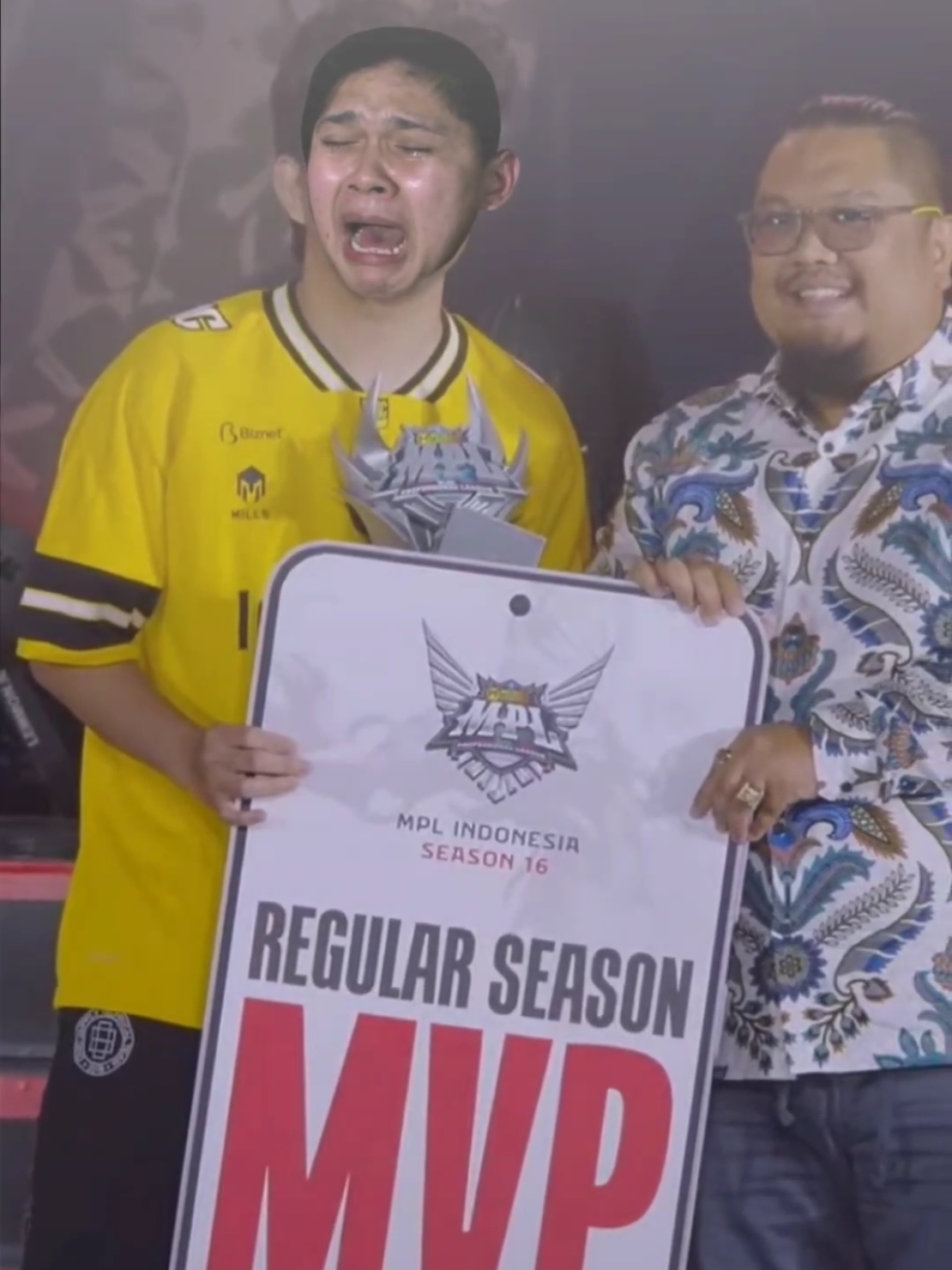 MVP REGULAR SEASON MPL ID S16 🇮🇩 Musim reguler MPL ID Season 16 menjadi ajang pembuktian bagi GOAT Rinz yang tampil konsisten, tajam, dan bermental baja di setiap laga. Dengan permainan cerdas dan determinasi tinggi, ia berhasil mengantarkan timnya bersinar sekaligus meraih gelar MVP Regular Season MPL ID S16. Bukti nyata kerja keras dan dedikasi yang menjadikannya salah satu pemain paling berpengaruh musim ini. 👑🔥 #promomakangajian #fyp #onicesport #rrq #sanz #rinz #sonic #kingdom #mpl #mpls16 #mplindonesia #playoffs #mobilelegends #MLBB9TH #MLBB 