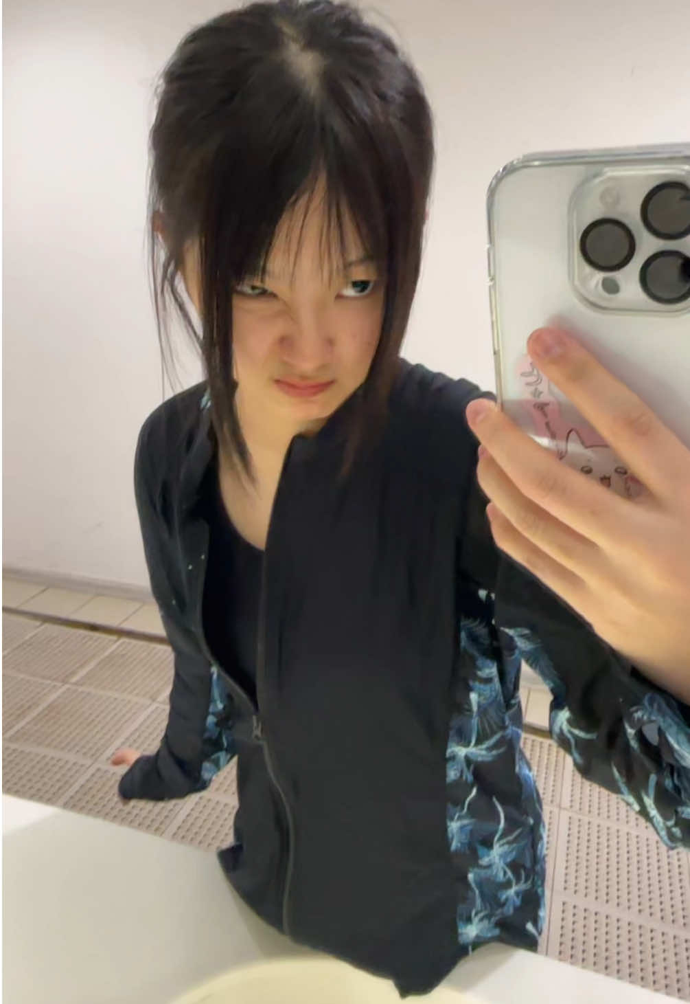 もぅマヂでむり…ストレス溜まってプールで300M全力で泳いじゃった…そしたらぐっすり眠れた