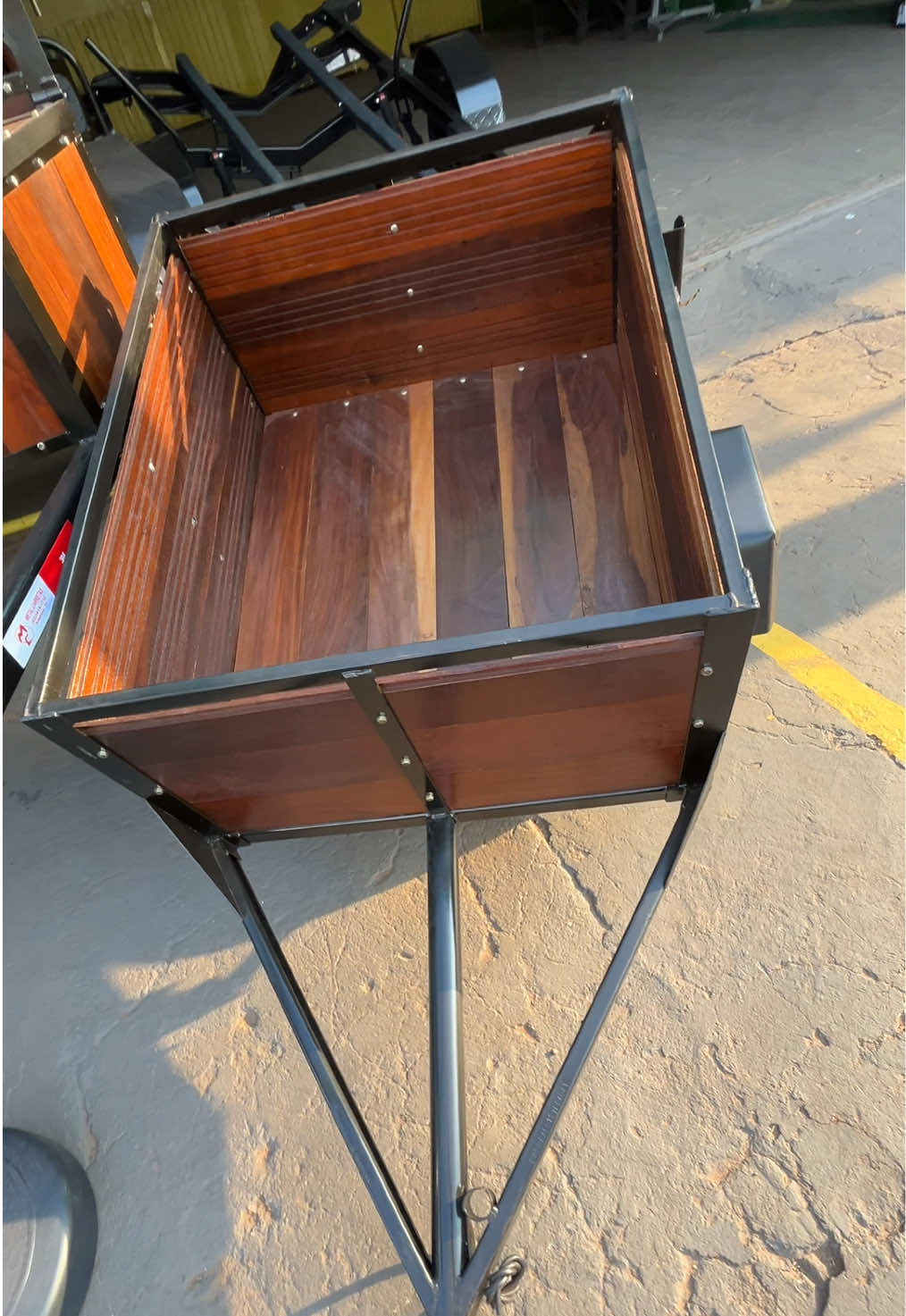 CARRETINHA REBOQUE DE MADEIRA PARA MOTO 🏍️ 📏 Medidas: 0,80m x 1,0m 🛞 Pneus Levorim — Aro 8 ⚙️ Amortecedores Cofap 🔩 Munheca Universal 🪵 Toda em madeira reforçada 🛠️ Suspensão completa com feixe de mola, eixo e amortecedor 💪 Ideal para transporte de cargas com segurança e estabilidade! 🔥 Qualidade, resistência e ótimo custo-benefício! 📞 63984841711 #TransporteSeguro #metalcarretas #carretas #reboque 