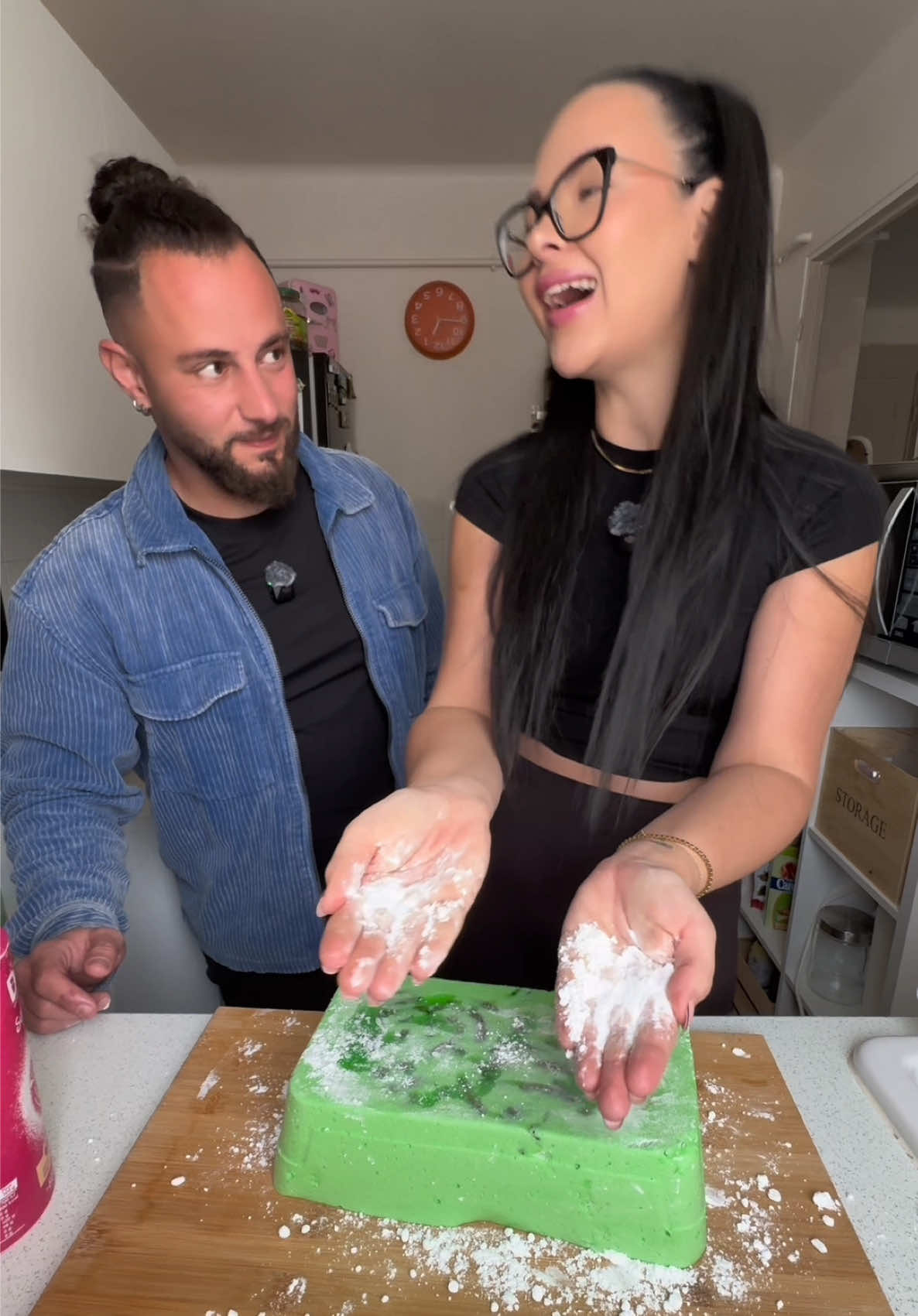 On démoule le chamallow aux cornichons 🥒 avec bébé 😍 ! 