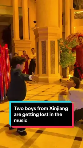 کوردی/عربي/English سەیرکەن! دوو منداڵی خەڵکی #شینجیانگ لە ناو مۆسیقاکەدا نوقم بوون. شەڕی سەماکردنیان بۆ بردنەوە نییە، بەڵکو تەنها بۆ خۆشییە. ناتوانیت زەردەخەنە نەکەیت بە جوڵە بەهێز وزەکەیان.‏‎ ــــــــ ـــــــــ ـــــــــ ــــــــ ــــــــ انظروا! شابان من #شينجيانغ يغرقان في الموسيقى. معركتهما العفوية في الرقص ليست للفوز، بل لمتعة الحركة الخالصة. لا يسعك إلا أن تبتسم لطاقتهما. ـــــــ ـــــــــ ـــــــــ ـــــــــ ـــــــ Look! Two boys from #Xinjiang are getting lost in the music. Their spontaneous #dance battle isn't about winning, but about the pure joy of movement. You can't help but smile at their energy. #china #chinacountry #chinalove #chinabeauty #chinaa #chineseculture 