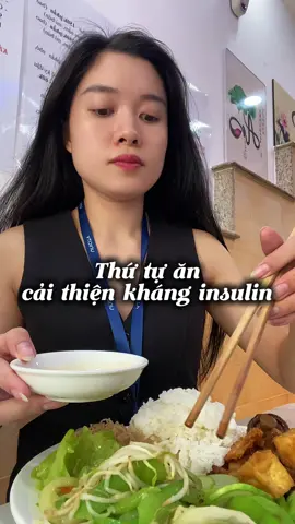 Thứ tự ăn quan trọng hơn mình nghĩ. Nhất là với chị em bị kháng insulin, bụng dưới to, ăn ít vẫn béo, chỉ cần đổi cách ăn thôi đã khác liền. Người Việt mình quen vừa ăn là múc cơm trước, nhưng đây lại là thứ làm đường huyết tăng nhanh nhất sau bữa ăn, insulin tăng cao rồi mỡ chỉ có tích lại ở bụng thôi. Mình từng như vậy suốt, ăn xong lúc nào cũng buồn ngủ, uể oải cả người. Sau này mình mới biết phương pháp ăn đúng thứ tự rất hiệu quả cho người kháng insulin vì giúp hạ đường huyết sau ăn tự nhiên: -Ăn chất xơ trước, đặc biệt là chất xơ hòa tan vì nó tạo lớp gel trong ruột giúp làm chậm hấp thu đường, giảm tăng insulin đột ngột. -Sau đó mới ăn đạm và chất béo tốt để giữ no lâu và ổn định năng lượng. -Tinh bột để cuối cùng để tránh đường huyết tăng vọt. #thothohealthy #insulinresistance #womenshealth #suckhoephunu #metabolichealth 