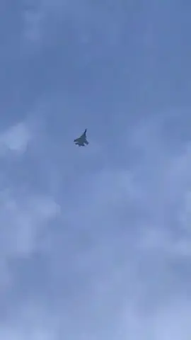 Kuasa & Prestasi Sukhoi Su 30MKM  Spesifikasi Nilai Enjin 2 × Saturn AL-31FP (Thrust-Vectoring) Kelajuan Maksimum ~Mach 2 (lebih kurang 2,120 km/h) Jarak Terbang (Range) Hampir 3,000 Km (tanpa tangki tambahan) Jarak Ferry Lebih 5,200 Km Ketinggian operasi 17,300 Meter Thrust-Vectoring = Pesawat Boleh Buat Manuver Ekstrem Seperti Cobra Maneuver. SALUTE NO12 SQUADRON JALAN TERUS TUDM!!!  #malaysia #malaysianmadani #fyy #fyp #trending #tiktok #capcut #video #meksu #flanker #su30mkm #torukmakto #sukhoi 