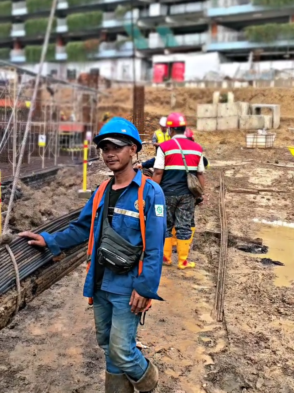 artis e@penggunabaru01_3  Load test , atau Tes beban towercrane dilakukan untuk memastikan kinerja dan keamanan alat sebelum digunakan di proyek. Pengujian ini meliputi uji statis dengan beban 125% dan uji dinamis dengan beban 110% dari kapasitas kerja maksimum. Hasil tes menunjukkan bahwa seluruh sistem crane, termasuk struktur, rem, dan limit switch, berfungsi dengan baik dan memenuhi standar keselamatan kerja. #fyp #kuliproyek #konstruksi #towercrane #pakuwon 