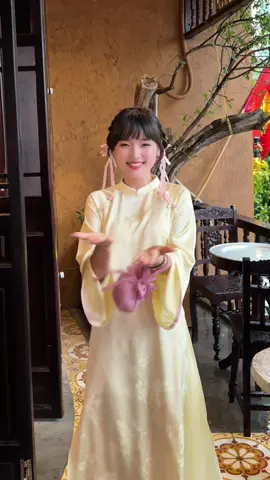 Cánh hoa đào thắm tươi, nắng xuân hồng nét môi🌸 Em bé Chinchou trong tà áo dài Du Miên sắc be nhà êm 🧧🎇 Áo dài Du Miên tối nay e lên tiếp nha mí nàng ơii #aodaidumien #aodai #aodaitet #aodaicachtan #tet2026