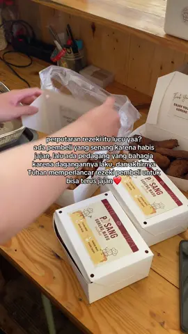 dalam satu transaksi jajanmu, terselip rezeki untuk banyak orang--untuk kurir, untuk penjual madu, untuk penjual pisang, dan banyak orang lainnya. jadi apaa? jangan lupa jajan pisang goreng madu di pisang madu echo🤗 #pisanggorengmadu #kulinermalang #malangkuliner 