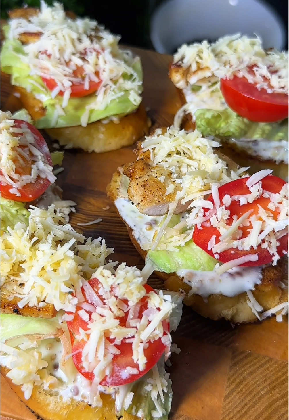 Брускети «Цезар» на святковий стіл 🎄  ✔️Багет підсмажений 10 шматочків  ✔️Куряче філе смажене в спеціях 100 гр  ✔️Помідори Черрі 5 шт  ✔️Листя салату  ✔️Тертий сир 30 гр  Соус:  ✔️Йогурт грецький 2 ст л  ✔️Сіль, перець за смаком  ✔️Сік лимону декілька крапель  ✔️Французька гірчиця в зернах 1 ч л  #EasyRecipe #recipes #брускети #святковеменю #закуска 