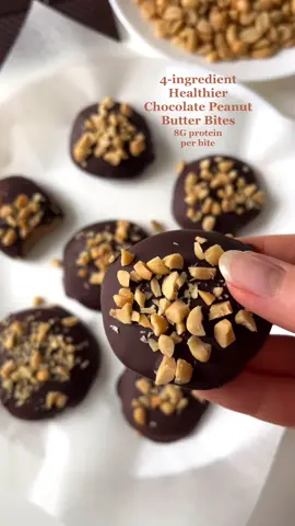4-ingredient Healthier Chocolate Peanut Butter Bites😋 These contain about 8G protein per bite! These are such a fun and yummy dessert idea😍 • Thank you so much to everyone who has already purchased the books, it means the world to me and makes it possible for me to keep creating these recipe videos❤️ • Ingredients for 6-7 bites: 1/2 cup unsweetened peanut butter (120 ml) 1/4 cup (vegan) vanilla/peanut butter flavored protein powder (60 ml / 30 g) optional: 1-2 tablespoons maple syrup/honey • 3.5 oz. / 100g 80% dark chocolate crushed peanuts, I used roasted & lightly salted ones • 1. Mix tge peanut butter and protein powder together. If you are using whey protein, you might need to add a bit more since plantbased protein powders tend to absorb more liquid 2. Roll into balls and place then onto a plate lined with parchment paper 3. Let set in the freezer for 2-3 hours 4. Dip in melted dark chocolate. Top with crushed peanuts.  5. Store in an air-tight container in the freezer • • • #easydessert #easydesserts #healthydessert #healthydesserts #highprotein #nobakedessert #nobakerecipes #healthydessertrecipe #healthieralternative #healthieralternatives 