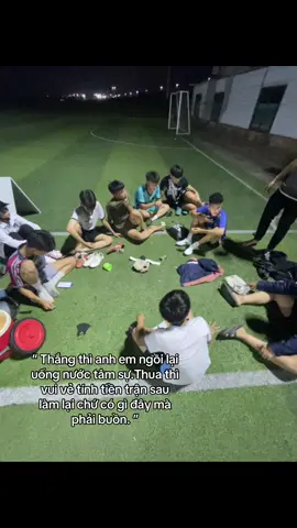 “Bóng đá là thế — lúc thắng thì ôm nhau cười, lúc thua thì ngồi lại bàn chuyện làm lại từ đầu. Không ai trách ai, chỉ thấy thương và quý hơn cái tình anh em cùng nhau cố gắng ⚽❤️” Cre:@a2k59vy1#a7k30vy2#xuhuongtiktok#bongda 