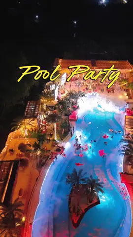 Pool foam Party cực hoành tráng với chị phí hạt dẻ. #thecloudest #poolparty 