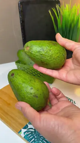 تشيز كيك الأفوكا🥑  المقادير: بسكويت  كيس كاكو مر 150غ زبدة 2حبات افوكادو  عصير حامضة  2الى3معالق سكر(اختياري) 2علب جبن طري  400مل كريمة  ملعقة كبيرة جيلاتين 10غ .#tiktok #fyp #وصفات 