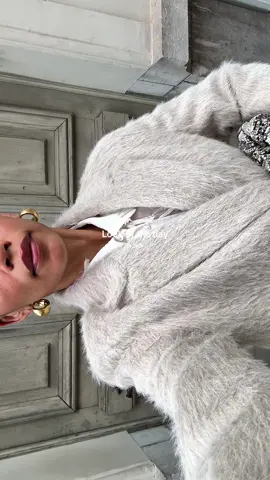 When your blazer says angel, but your bag says try me. #citychic #effortlesselegance #streetglam #boldaccessories  #costesfashion 