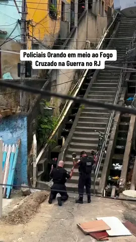 Polícias orando em meio ao fogo cruzado ,Na maior operação da história no Rio de janeiro .🙏🏾😪
