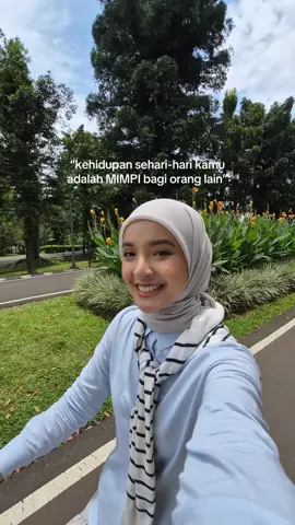 Bukan hanya mimpi orang lain, tanpa disadari ternyata aku juga sedang menjalani mimpiku beberapa tahun lalu. Gaada celah untuk menyerah. Sesulit, semenakutkan, selelah apapun, jalani dengan penuh rasa syukur.. iyaa, hidup ini adalah sesuatu yang selalu kita semogakan💗