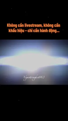 Ngày 15/10, Hàn Quốc khiến truyền thông khu vực rúng động: cử đặc nhiệm liên bộ sang Campuchia, phối hợp điều tra các vụ lừa đảo mạng liên quan công dân Hàn. Báo chí Hàn đăng kín mặt trang nhất, truyền hình trực tiếp cảnh đặc nhiệm bước xuống sân bay Phnom Penh, ống kính lia chậm như phim Hollywood. Giới chức họp báo, quan chức phát biểu, từ “bảo vệ công dân” đến “chống tội phạm quốc tế” vang dội như tiếng trống trận. Nhưng rồi… sau tất cả ánh đèn flash, kết quả lại khiêm tốn. Phía Hàn Quốc mới đưa được 64 người về nước, phần lớn là nạn nhân, trong khi các đường dây tội phạm thật sự vẫn “ẩn mình” đâu đó tại Campuchia. Cuộc họp báo hoành tráng – nhưng có vẻ, “đặc nhiệm” lại bận chụp hình nhiều hơn là còng tay tội phạm. Trái lại, chỉ vài tuần sau, cũng ở Campuchia, công an Việt Nam phối hợp với bạn tiến hành một chuyên án lớn. Không rùm beng, không phô trương, không truyền hình trực tiếp. Chỉ sau một thời gian ngắn điều tra, 59 đối tượng bị bắt giữ, toàn bộ đường dây lừa đảo chiếm đoạt hơn 300 tỷ đồng bị triệt phá ngay tại căn cứ ở đồi Bokor. Không có ống kính lia, chỉ có tiếng khóa số 8 lách cách. Không có phát biểu hùng hồn, chỉ có biên bản bàn giao tội phạm ký giữa hai quốc gia. Cùng là tội phạm mạng, cùng địa bàn Campuchia, nhưng cách làm khác nhau đến… buồn cười. Một bên chọn “đánh bằng ánh sáng truyền thông”, bên kia lại “ra tay trong bóng tối nghiệp vụ”. Kết quả, người ít nói lại làm được nhiều hơn người nói nhiều. Đặc biệt, thời điểm chuyên án Việt Nam phá thành công lại trùng khớp với sự kiện quốc tế trọng đại: Lễ ký Công ước Hà Nội về chống tội phạm mạng – một khuôn khổ pháp lý toàn cầu do Việt Nam đăng cai, quy tụ 72 quốc gia tham gia. Công ước này nhấn mạnh ba yếu tố: hợp tác, dẫn độ và chia sẻ chứng cứ xuyên biên giới. Và thật thú vị: khi nhiều nước vẫn đang phát biểu hăng say về “tinh thần hợp tác quốc tế”, thì Việt Nam… đã làm xong phần việc đó rồi. Chúng ta vừa ký công ước thì lập tức bắt trọn ổ lừa đảo xuyên biên giới – một minh chứng sống động cho tinh thần “nói đi đôi với làm”. Trong khi ấy, truyền thông Hàn lại mải bàn luận về “ý nghĩa chiến dịch”, “thông điệp mạnh mẽ gửi đến thế giới”, rồi “sự quyết tâm của chính phủ” – những cụm từ nghe rất kêu, nhưng chẳng ai rõ tội phạm bị bắt là ai, bao nhiêu tên, bằng chứng đâu. Có lẽ trong thời đại số, chiến công đôi khi được đo bằng lượt xem livestream, chứ không phải số đối tượng bị còng tay. Công an Việt Nam lại chọn cách khác: làm việc, không làm truyền thông. Họ hiểu rằng bắt một ổ tội phạm mạng không cần “quay phim cắt cảnh”, mà cần sự phối hợp thực chất giữa hai quốc gia, sự tin cậy và thông tin chính xác từng phút. Bởi ở đó, mỗi sơ suất có thể khiến cả chuyên án “bốc hơi” chỉ trong vài cú nhấp chuột. Đáng nói hơn, chuyên án của Việt Nam cũng cho thấy một trình độ hợp tác quốc tế ngày càng chuyên nghiệp: từ điều tra dấu vết giao dịch đến xác định vị trí máy chủ, đến phối hợp truy bắt tận nơi. Nói cách khác, trong khi một số nước còn lo “điều phối truyền thông”, ta đã “điều phối tội phạm”. Nếu ví 2 quốc gia là 2 diễn viên trên sân khấu quốc tế, thì Hàn Quốc có thể là ngôi sao điện ảnh thích ánh đèn, còn Việt Nam lại là diễn viên đóng thế âm thầm nhưng làm thật. Một bên khiến người xem vỗ tay, bên kia khiến tội phạm phải cúi đầu. Điều thú vị là trong khi nhiều người vẫn cho rằng “muốn được thế giới ghi nhận thì phải nói to, làm lớn”, thì Việt Nam lại chứng minh điều ngược lại – chẳng cần ồn ào, chỉ cần hiệu quả. Một bản tin ngắn gọn của Bộ Công an đã đủ để cả giới tội phạm mạng hiểu rằng: ở Đông Nam Á, đừng đùa với những người mặc sắc phục xanh. Bởi có những chiến công không cần ánh đèn chiếu sáng, mà chỉ cần ánh sáng của công lý. Còn truyền thông ư? Hãy để phần đó cho người khác. #theodonglichsu #lichsu #nguoikesu #vietnamhungcuong #camxuclichsu 