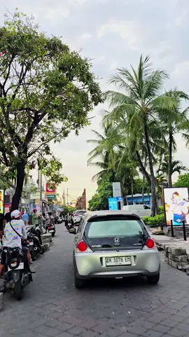 video mentahan jalan pantai kuta dari awal sampai ujung ..  mungkin ada yang kangen sama jalan sejuta kenangan ini, boleh di ambil video nya.. 📍 jalan pantai kuta bali #videomentahan #mentahanvideo #pantaikuta #kutabeach #bali 