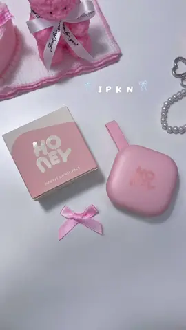 Vừa làm móc khoá, vừa làm phấn lun siuu t.iện. Phấn phủ mới IPKN Honey siuu thơmm 🫧🎀🍧🍒 @IPKN Viet Nam  #fypシ゚ #kbeauty #makeup #ipknvn #phanphunen 
