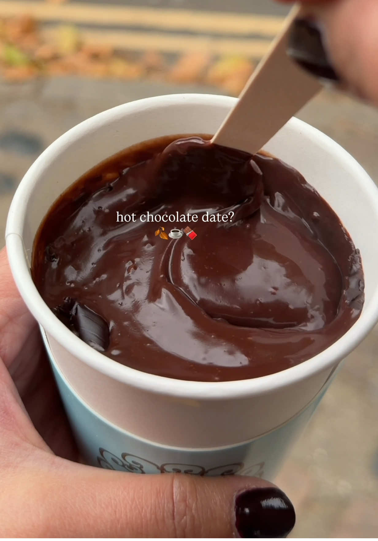 Crisp autumn mornings and hot chocolate dates 🍂☕️  One of london’s thickest hot chocolates for only £4.5 - so good!  📍Gelateria Danieli Richmond  #hotchocolate #chocolate #chocolatelover #londoncafe #autumn 