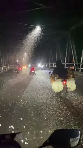 Stay safe jalan licin banyak laron lokasi Jembatan papar #kediri24jam #kediri 