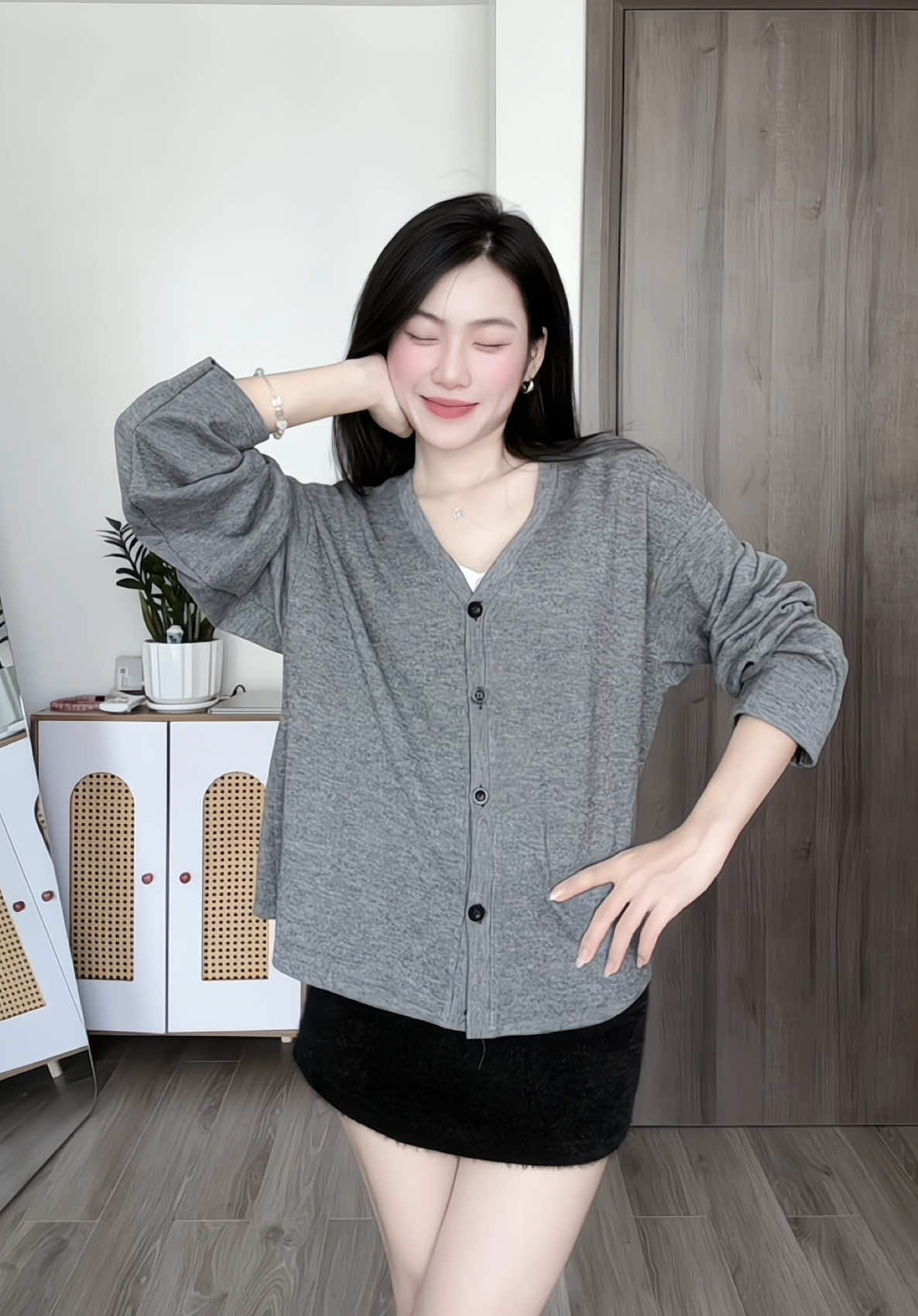 Áo cadigan nhà @kimeehouse sao mà thíu trong tủ đồ được chị em ui, chất vải nó mềm mịn, form dáng đẹp mê li lun #aokieuhottrend #aocadigan #aokhoacnu #kimeehouse #thaolendo 