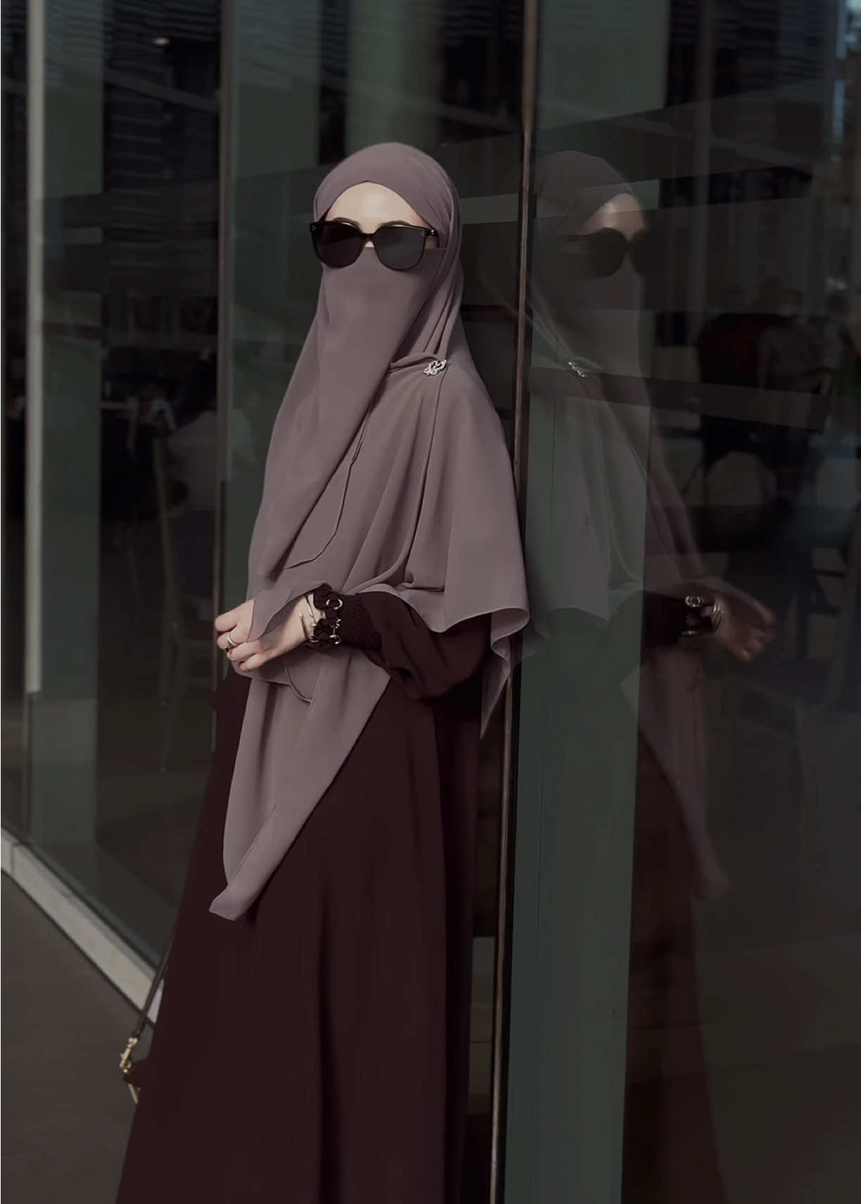 Langkah yang pelan, tapi penuh pesona. Teh @siska fellicia dalam balutan Safiyyah Dress Bitter Choco dan Madiha Square Ban Charcoal — dua kombinasi yang bikin setiap gerak tampak lebih elegan dan effortless. Karena saat busana menyatu dengan keanggunan hati, hasilnya selalu menawan 💫 ✨ Kalau kamu, tim Safiyyah warna apa nih yang paling kamu suka, Yooya? #YooraSarah #SafiyyahDress #MadihaSquareBan 