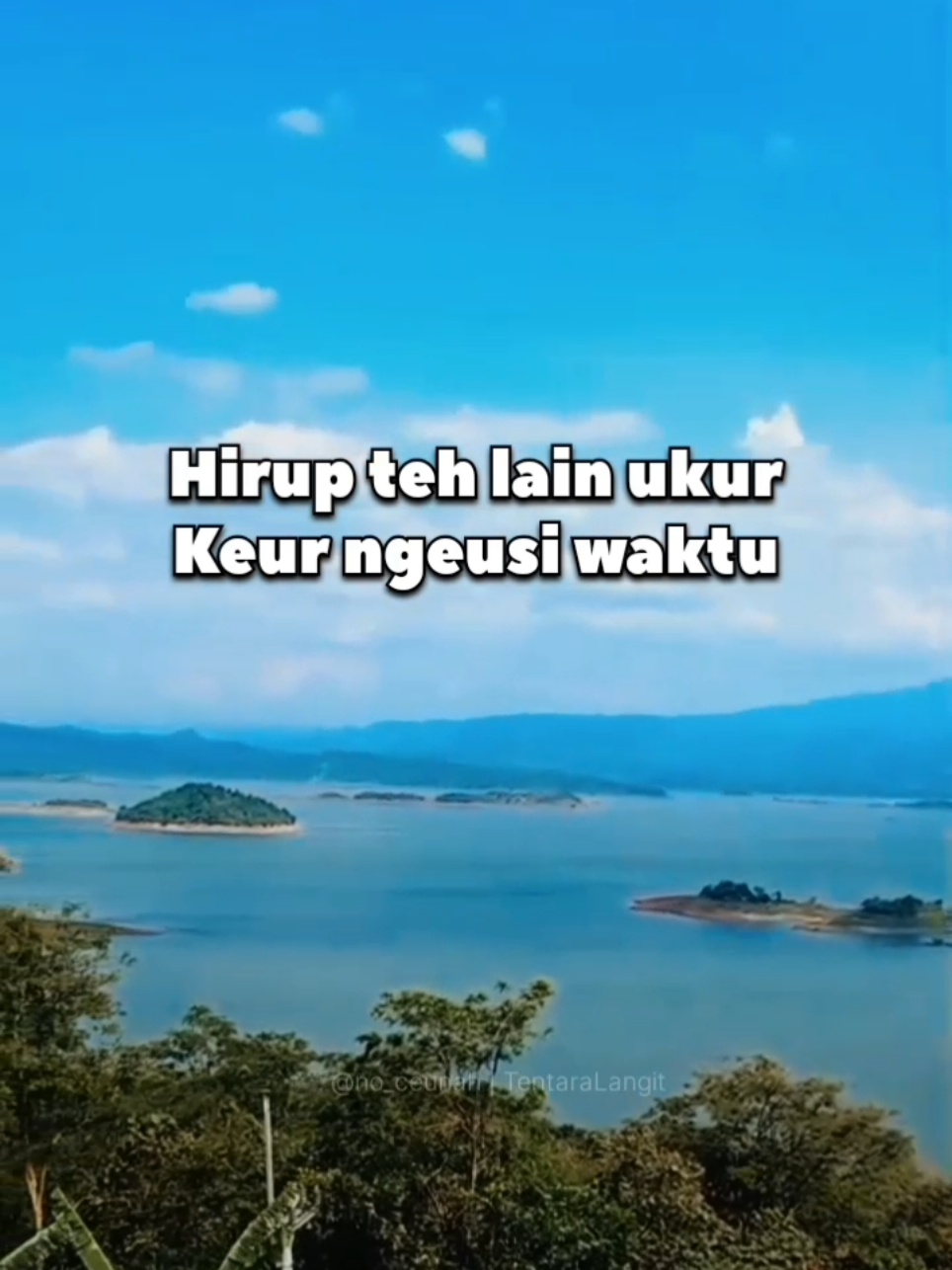 SILOKA SUNDA | Lain Logika Tapi Rasa | Hirup Teu Ngan Saukur Ngalangkung ☘️🚶‍♂️ 🌿 SILOKA SUNDA | Lain Logika Tapi Rasa 🌿 Motivasi, renungan, jeung hikmah hirup dina basa Sunda pikeun nenangkeun rasa jeung nyemangatan haté. 🎥 Mugia tiasa janten pangeling-eling keur urang sadaya. 🙏 Tong hilap like, komen, simpen jeung bagikeun supados langkung seu'eur anu tiasa ngaraoskeun hikmah ieu. ✨ Mugia nu nonton, ku Allah dipasihan kasabaran, kakuatan, sareng rasa berkah dina unggal léngkah. Aamiin Yaa Robbal’aalamiin 🤲 ⚠️ Disclaimer: • Eusi kontén ieu ngan saukur siloka sareng pituduh batin. Hapunten bilih aya kalepatan, sadaya kersaning Gusti. • Kontén ieu mung saukur pituduh jeung motivasi, sanés mapatahan pribadi. • Eusi kontén ieu sifatna umum, sing bijak dina nampi na. • Nasehat sederhana kanggo babarengan eling, sanés fatwa. #tentaralangit #silokasunda #quotessunda #hikmah #kahirupan  🎥: @no_ceunah | TentaraLangit