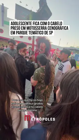 Uma adolescente ficou com o cabelo preso, nesse domingo (24/10), em motosserra cenográfica no parque temático #HopiHari na cidade de #Vinhedo, em #SãoPaulo. O objeto era utilizado por artista vestido de palhaço e segundo o ator, o acidente teria acontecido após amiga da jovem empurrar a adolescente em direção do intérprete. No vídeo, a garota aparece com os fios presos no objeto enquanto frequentadores tentam ajudá-la. De acordo com o palhaço, ele desligou a motosserra e tentou acalmar a jovem.  Em nota, o parque temático explicou que a motosserra utilizada pelos artistas do Hopi Hari é cenográfica e que não havia a possibilidade do objeto causar cortes na adolescente. Mesmo assim, representantes do local optaram por desligar o artista por supostamente 
