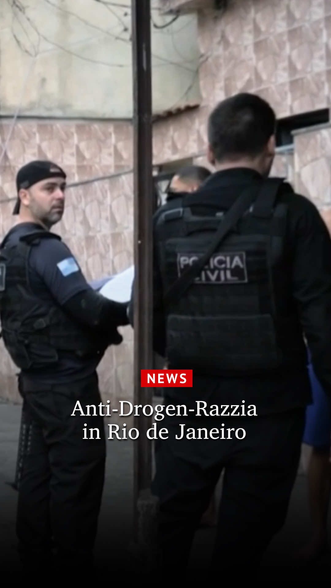UPDATE (29. Oktober): Die Zahl der Todesopfer bei der Razzia in Rio de Janeiro ist laut der öffentlichen Verteidigerstelle auf mindestens 132 gestiegen – das berichtet die Nachrichtenagentur Reuters.  Zuvor hatte der Bundesstaat Rio offiziell 64 Tote gemeldet, darunter vier Polizisten. Die Opfer wurden teils von Anwohnern in einem Waldgebiet entdeckt. Es handelt sich somit um den tödlichsten Polizeieinsatz in der Geschichte Brasiliens.     Der Einsatz richtete sich gegen eine der gefährlichsten Drogenbanden des Landes, Szenen erinnerten an ein Kriegsgebiet. Das UN-Menschenrechtsbüro zeigt sich entsetzt und fordert eine Untersuchung.    Mehr Hintergründe und Details zum Einsatz findest du im Artikel – Link in Bio.   #RioDeJaneiro #Brasilien #Polizei #News #Kurier     Video: Zoé Gendron Bildquelle: AFP, canal26
