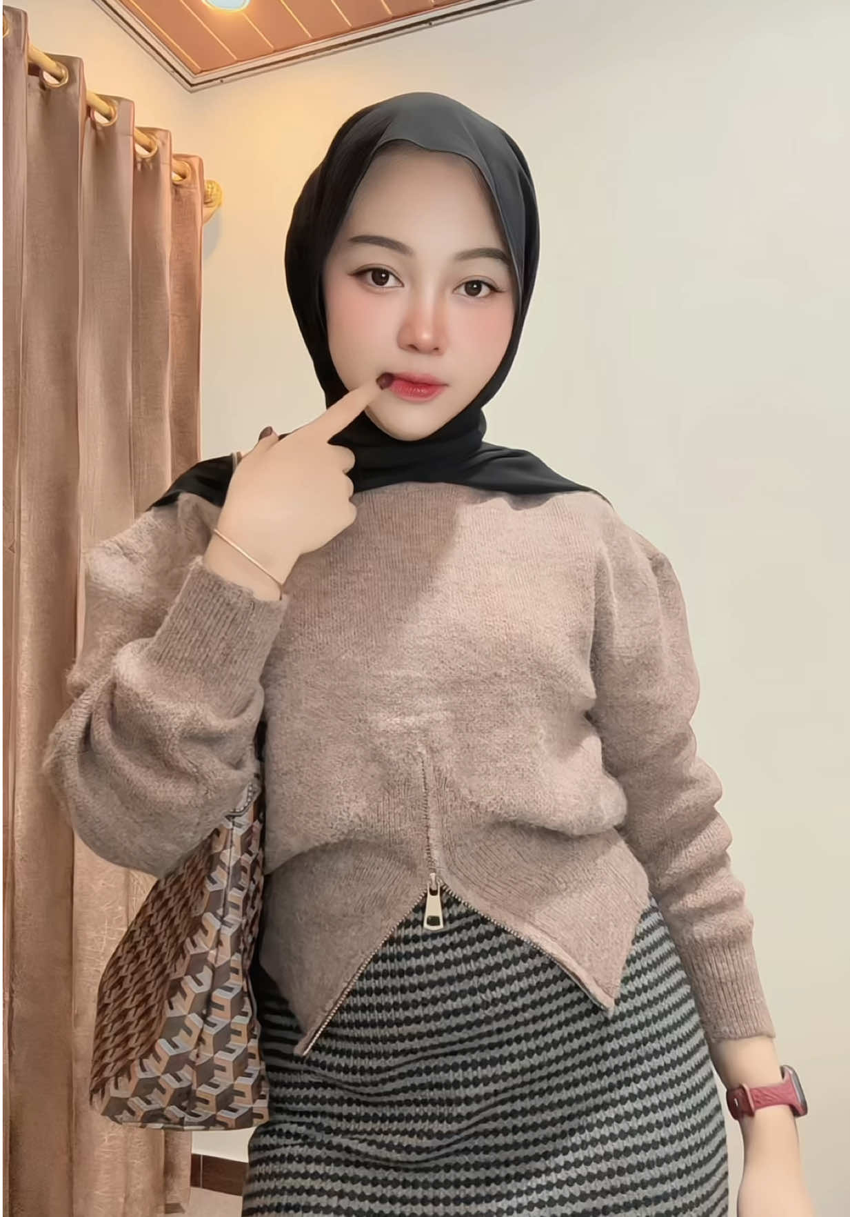 🤍 @Hallyu studio  #atasanwanita #ootdfashion #ootdhijab 