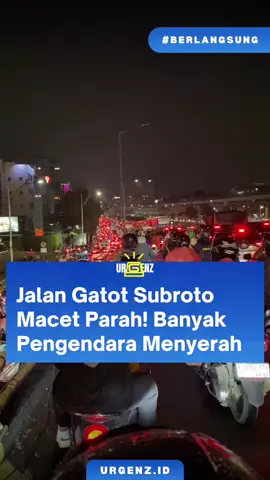 Hujan deras di jam pulang kerja membuat Jalan Gatot Subroto macet total malam ini, Rabu 29 Oktober 2025.  Kendaraan menumpuk dari Setiabudi hingga Cililitan. Terlihat banyak pengendara motor memilih menepi, sementara mobil nyaris tak bergerak. #gatotsubroto #jalangatotsubroto #jakarta #macet #hujan 