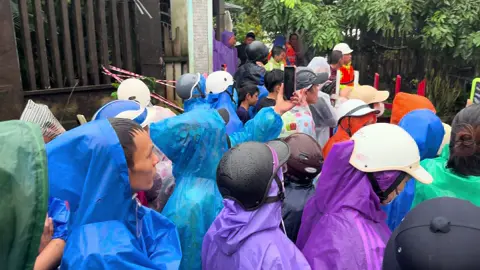 Bác Phó Thủ Tướng Chính Phủ , Trần Hồng HÀ ,cùng Đoàn Tp Đà Nẵng , về thăm hỏi động viên và tặng quà cho bà con bị cô lập bởi dòng nước lụt Tại Kp Cổ An Phường Điện Bàn Đông , Tp Đà Nẵng , biết ơn và trân quý Bác 🥰#xuhuong #lulutmientrung 