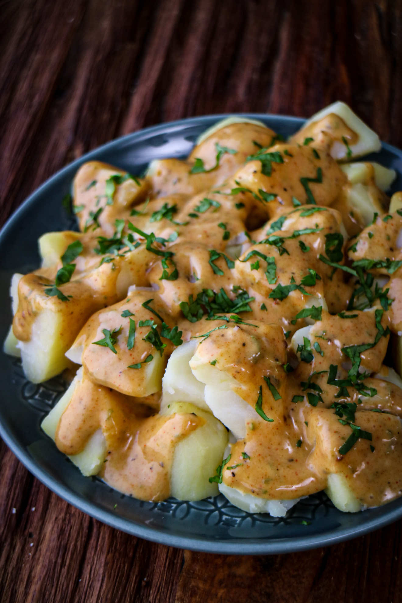 Patatas mozárabes Con la llegada del otoño apetecen tapas con sabor y un toque especiado 🍂 Hoy preparamos unas patatas mozárabes, receta típica andaluza muy popular en los bares de Sevilla. 📝 Ingredientes: 2 patatas rojas • 1 ajo • 1 clavo de olor • 1 cdta comino • 1 cdta orégano • 1 cdta pimentón (dulce o picante) • ½ cdta mostaza antigua • 1 cda miel • 2 cdas AOVE • 2-3 cdas mayonesa • perejil • pimienta • sal 🥚 Para la mayonesa: 2 huevos • zumo de limón • AOVE Arbequina • sal ✨ Elaboración (resumida): 1️⃣ Cuece las patatas con piel hasta que estén tiernas. 2️⃣ Prepara una mayonesa casera o usa una buena comprada. 3️⃣ Machaca en mortero ajo, sal, pimienta, clavo, comino, orégano, pimentón, mostaza, miel y aceite. 4️⃣ Mezcla con la mayonesa para crear la salsa mozárabe. 5️⃣ Cubre las patatas con la salsa y decora con perejil fresco. Una tapa suave, aromática y deliciosa, con ese punto de especias que te transporta directo a Andalucía 😍 #lasrecetasdemj #patatasmozarabes #Receta #tapas #andalucia  