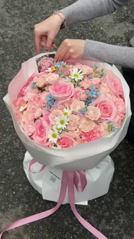 Bó Hồng Chiết Xạ mix nó đẹp điêngggg 🌸🌸💓💓 #hoatuoi #flowers #hoahongchum #tiktok 