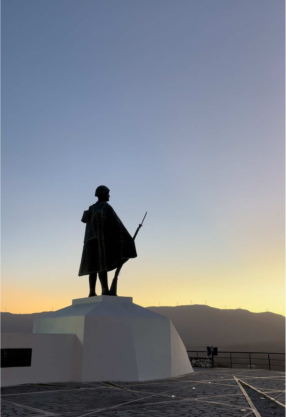 📍 Είναι ο μαχητής, που άντεξε στη βαρυχειμωνιά. Άντεξε στις κακουχίες και οι σφαίρες είτε πέρασαν δίπλα του είτε έμειναν στο κορμί του τον έκαναν αθάνατο. Στέκεται εκεί κι αγναντεύει. Τους τόπους που έγιναν σύμβολο. 🇬🇷 #epirus #greece #fyp #kalpaki 