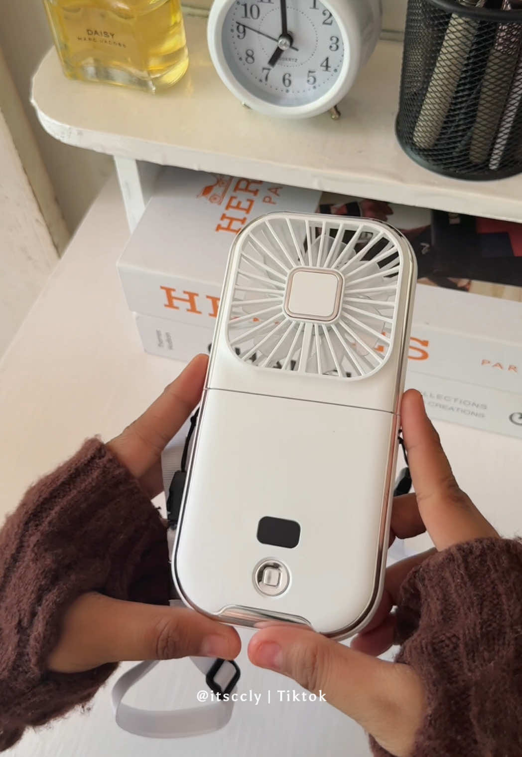 foldable mini fan supeeer cutesy and compact 🫶🏻✨🎀 #minifan #portablefan #foldableminifan #handheldminifan 