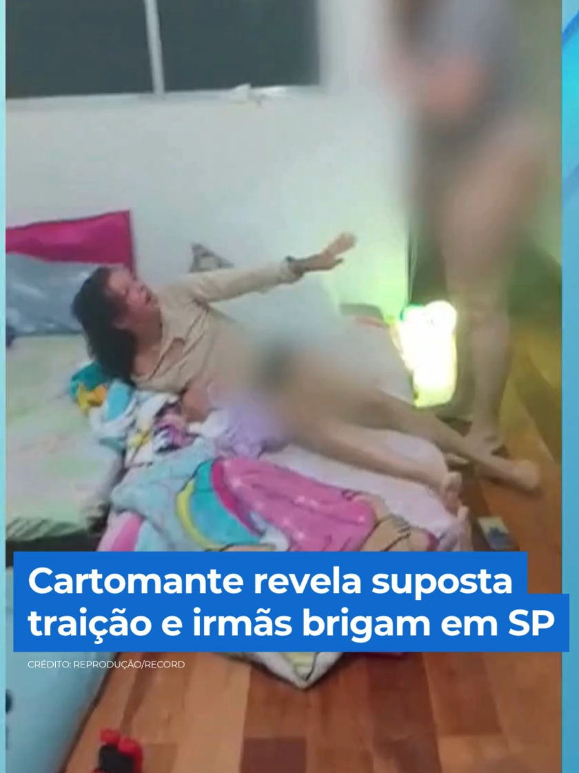 Uma mulher agrediu a irmã após cartomante alegar traição com ex-companheiro em São Paulo. As imagens da briga foram gravadas pela filha da agressora. As autoridades estão investigando o caso como lesão corporal e ameaça. Saiba mais.  👉 Assista à reportagem completa em R7.com/balancogeralmanha
