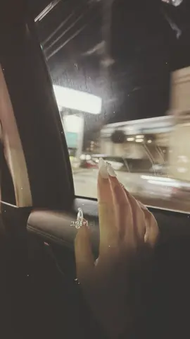 “Chúng ta của những năm tháng sau này, chính là một tay tự lau đi nước mắt, một tay còn lại tự vỗ về lồng ngực trái rằng: Mọi chuyện rồi sẽ ổn thôi. Tất cả sự kiên cường của hôm nay đều được luyện thành từ những áp lực của cuộc sống. Tự khóc rồi tự cười. Từ lưng không điểm tựa thành độc lập, thẳng đứng. Từ sợ hãi, run rẩy trở nên dũng cảm đến rực rỡ.  Cay đắng tự mình nếm trải, mỹ vị nhân gian cũng bình thản hưởng thụ. Bởi vì chúng ta có niềm tin ở ngày mai, rằng ngày mai mọi thứ đều sẽ tốt dần lên.” #lyrics #xuhuong #trending 