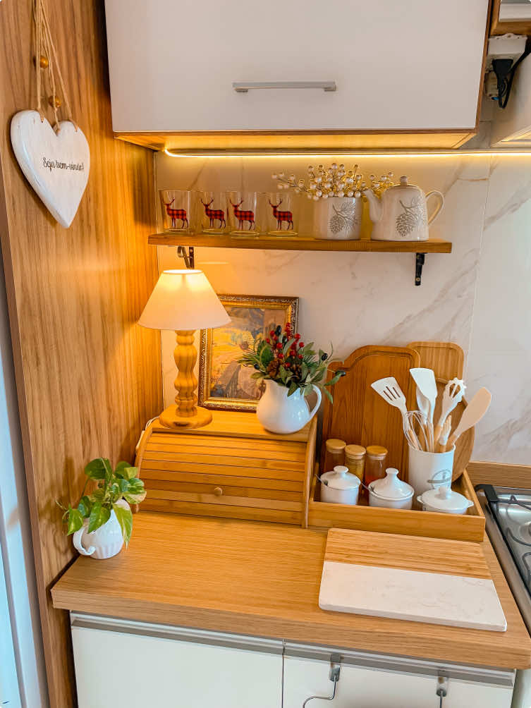 Prateleira nova + decoração de Natal! 🎄❤️✨ Faz tempo que eu queria colocar uma prateleira nesse cantinho, e ficou um charme! Essas mãos francesas são bem bonitas e diferentes. Eu amei o resultado! Agora tenho mais um espaço na cozinha pra decoração, e também posso usar pra colocar temperos ou potes de mantimentos.🌿 Quem mais ama prateleira levanta a mão!🙋‍♀️✋🏻  Já já posto novo vídeo com a segunda parte da decoração de Natal da cozinha!🎄❤️✨ #cozinhadecorada #cozinhaintegrada #decoracaoafetiva #decoracaodenatal #decorandooape    