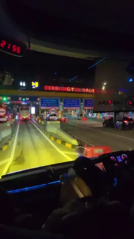 melewati gerbang tol kalikangkung naik Rimba Raya Premium A002 Powered by Scania #storybus #bismania #rimbaraya #rimbarayabus #transjawa 