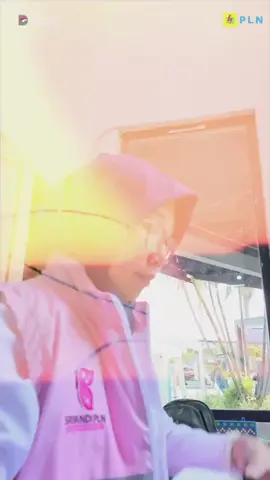 PLN UP3 Cianjur Rayakan HUT ke-80 dengan Pemasangan KWH Gratis untuk Masjid dan Madrasah Cilaku, 29 Oktober 2025 — Dalam rangka memperingati Hari Ulang Tahun PT PLN (Persero) ke-80, PT PLN UP3 Cianjur melaksanakan kegiatan sosial berupa pemasangan KWH listrik gratis bagi 80 masjid dan madrasah yang tersebar di seluruh wilayah Kabupaten Cianjur. Program ini merupakan bentuk nyata kepedulian PLN terhadap sarana ibadah dan pendidikan keagamaan, sekaligus wujud komitmen untuk terus menerangi negeri hingga ke pelosok desa. Kegiatan simbolis pemasangan KWH gratis dilaksanakan di Masjid Jami Miftahul Falah, Kampung Pangkalan RT 03/02, Desa Rahong, Kecamatan Cilaku, Kabupaten Cianjur. Acara ini dihadiri langsung oleh pimpinan PT PLN UP3 Cianjur, Kepala Desa Rahong, perwakilan Camat Cilaku, serta Ketua MUI Kabupaten Cianjur atau yang mewakilinya. Suasana haru dan bahagia menyelimuti acara simbolis tersebut, menandakan dukungan kuat dari PLN terhadap fasilitas keagamaan di masyarakat. Dalam kesempatan tersebut, Kepala PT PLN UP3 Cianjur menyampaikan bahwa kegiatan ini merupakan bagian dari tanggung jawab sosial perusahaan dan semangat berbagi kebahagiaan di momen HUT ke-80. > “Kami ingin HUT PLN ke-80 ini menjadi momentum untuk menebar manfaat bagi masyarakat. Dengan menyalurkan listrik ke 80 masjid dan madrasah di seluruh Kabupaten Cianjur, kami berharap kegiatan ibadah dan belajar mengaji bisa berlangsung lebih nyaman dan produktif,” ujarnya. Selain pemasangan KWH gratis, PLN UP3 Cianjur juga memberikan cendera mata berupa paket sembako kepada sejumlah warga sekitar Masjid Jami Miftahul Falah sebagai bentuk kepedulian sosial terhadap masyarakat desa. Pemberian sembako tersebut disambut penuh rasa syukur oleh warga penerima, yang merasa sangat terbantu oleh program ini. Sementara itu, Kepala Desa Rahong, Bapak Engkos Koswara, yang turut hadir dalam kegiatan tersebut, menyampaikan apresiasi dan rasa syukur atas perhatian PLN terhadap desanya. > “Atas nama Pemerintah Desa Rahong, kami mengucapkan terima kasih kepada PLN UP3 Cianjur atas bantuan pemasangan KWH gratis dan pemberian sembako ini. Semoga program seperti ini terus berlanjut dan memberikan manfaat besar bagi masyarakat, khususnya untuk kegiatan keagamaan. Kegiatan ini juga sejalan dengan semangat pembangunan Desa Rahong yang TUMANINAH (Tenteram, Unggul, Maju, Islami, dan Amanah),” ungkapnya. Hal senada disampaikan oleh Ketua DKM Masjid Jami Miftahul Falah, yang juga merasa sangat terbantu dengan adanya bantuan listrik tersebut. > “Alhamdulillah, kami bersyukur dan berterima kasih kepada PLN yang telah memberikan bantuan KWH gratis ini. Sekarang masjid kami bisa lebih terang dan nyaman digunakan untuk kegiatan ibadah dan belajar anak-anak. Ditambah lagi, warga sekitar juga mendapat bantuan sembako, tentu ini sangat berarti bagi kami,” tutur Ketua DKM. Melalui kegiatan ini, PT PLN UP3 Cianjur tidak hanya memperingati hari jadinya, tetapi juga mempertegas komitmennya untuk terus hadir dan memberikan pelayanan terbaik bagi masyarakat, sesuai dengan semangat ‘Terangi Negeri, Raih Masa Depan’ serta mendukung cita-cita Desa Rahong menuju masyarakat yang TUMANINAH. Media Desa Rahong