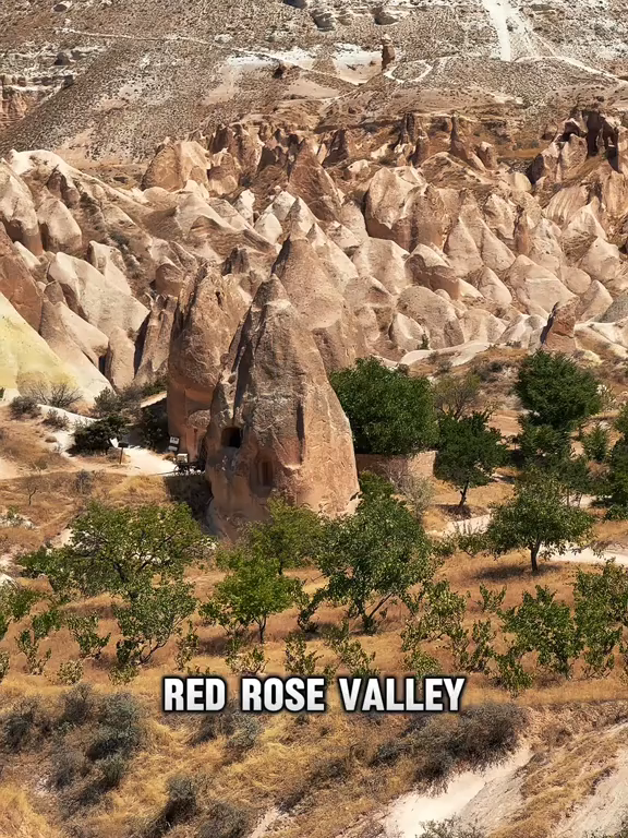 Kızıl Gül Vadisi..! Kapadokya 'nın en büyüleyici yerlerinden biridir. Vadi içinde saklı, 9. yüzyıla kadar uzanan Üzüm Kilisesi, eşsiz bir manevi ve sanatsal değere sahiptir 