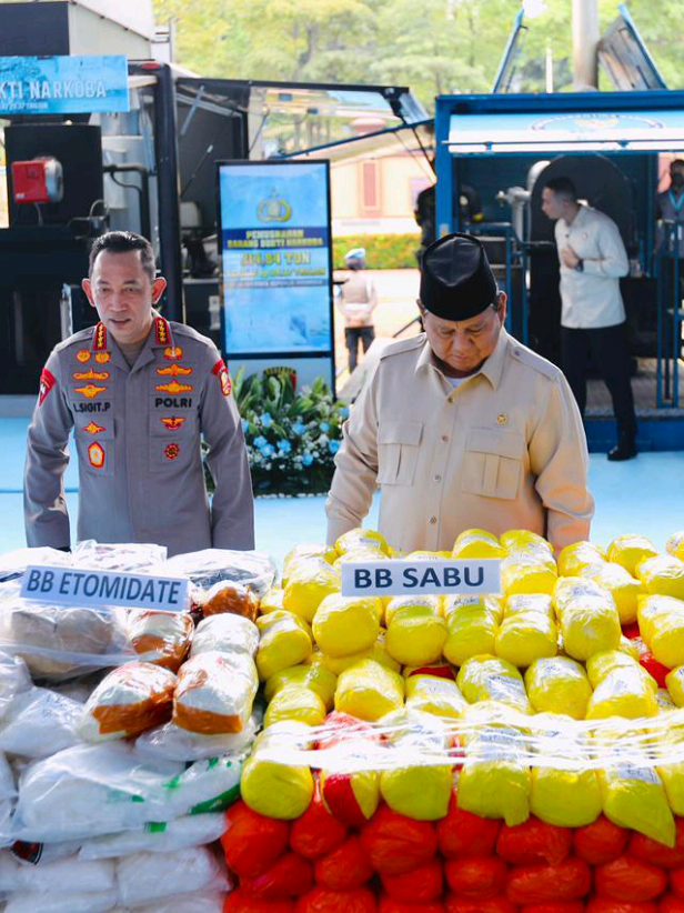 214,84 TON =29,37T DIMUSNAHKAN!!🤯 Presiden Prabowo Subianto pimpin langsung pemusnahan barang bukti narkoba sebanyak 214,84 ton senilai Rp29,37 triliun didampingi Kapolri Listyo Sigit Prabowo di Lapangan Bhayangkara, Jakarta Selatan, Rabu 29 Oktober 2025. Langkah strategis yang dilakukan Polri telah menyelamatkan 629 juta jiwa atau dua kali jumlah penduduk Indonesia. #prabowosubianto #prabowopresiden2024 #prabowogemoy #prabowopresiden2024 #fyp 