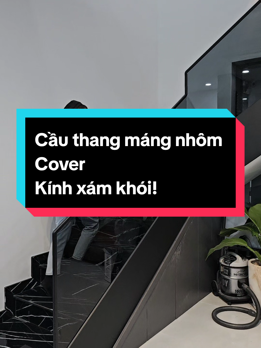 Mẫu cầu thang máng nhôm Cover liền khối! kính 10li xám khói cường lực.  tay vịn nhôm 3D Lilox! #Cauthangmangnhomcover #Cauthangmangnhom2026 #Cauthangmangnhomdep2026 #Cauthangmangnhomthehemoi #Cauthangmangnhomcover2026 