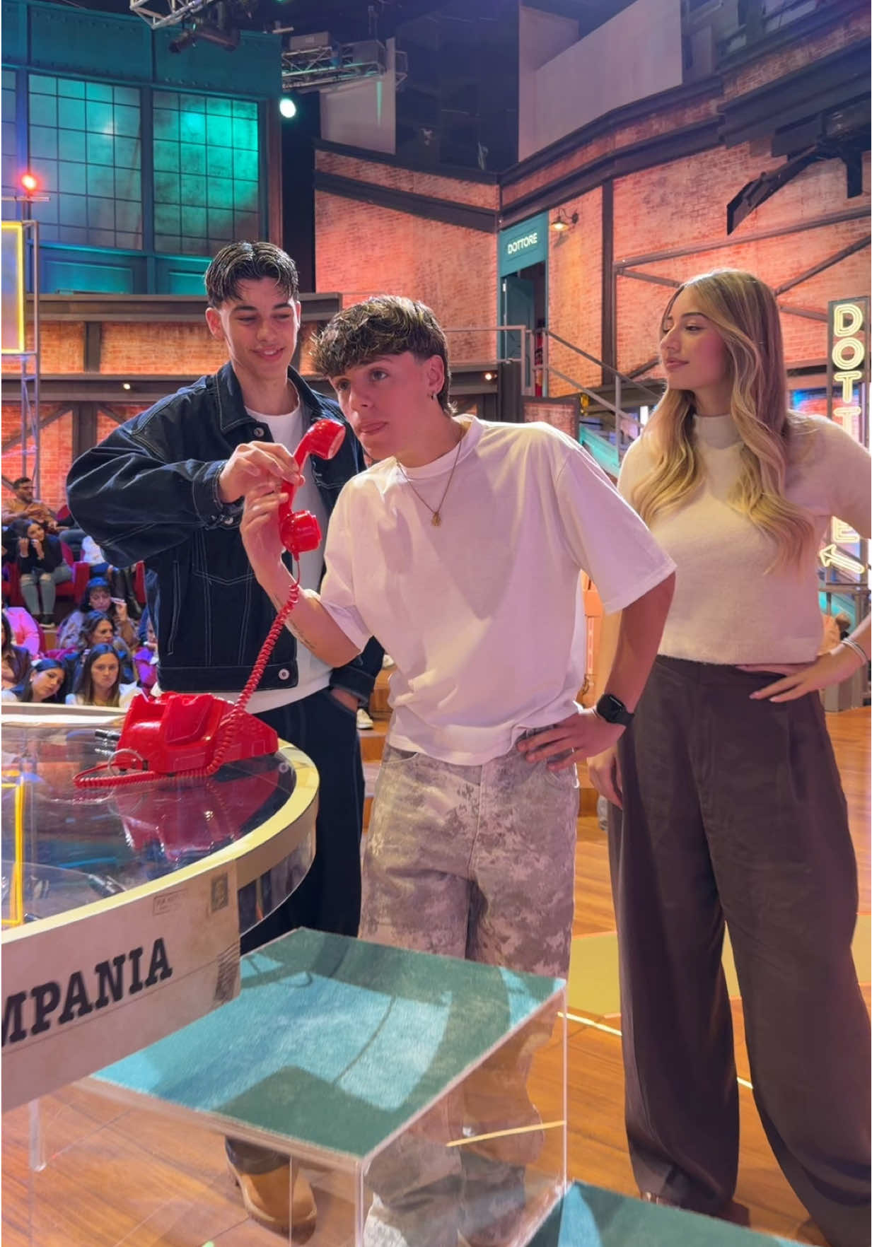 Breakfast Club ad Affari Tuoi è la prova concreta che il multiverso è reale 😭📦 Ci vediamo in onda alle ore 20.30 su #Rai1 