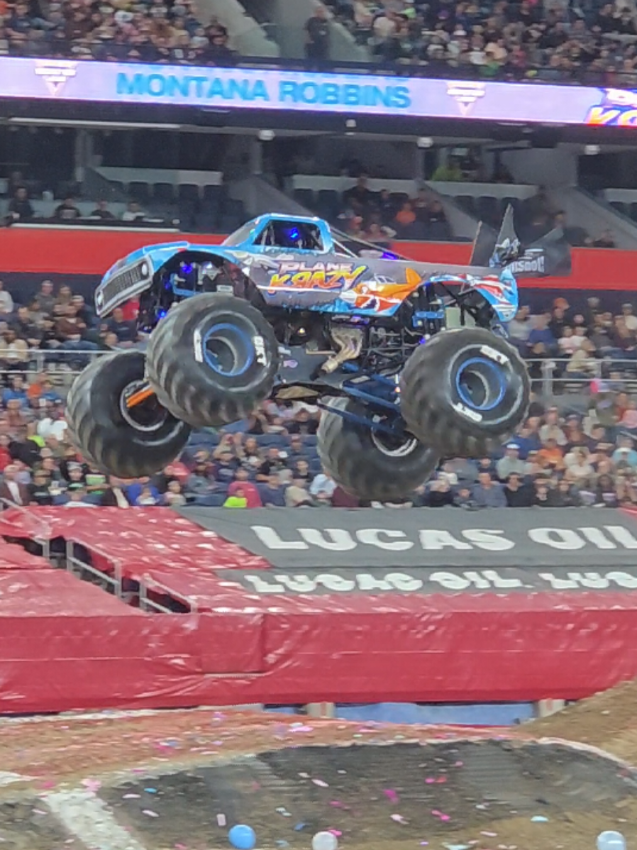 Freestyle ends early for Montana Robbins as Plane Krazy loses power to the rear two wheels! #monsterjam #foryou #monstertruck 