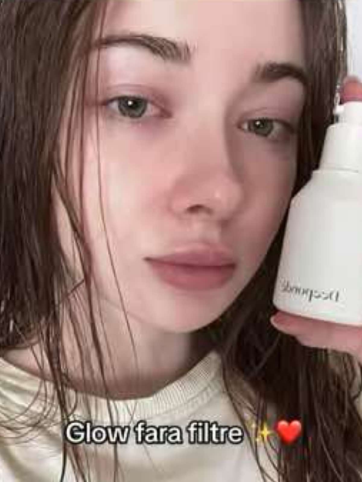 🍄 Tremella Fuciformis – supranumită și acidul hialuronic vegetal – este ingredientul care redefinește hidratarea. 💦 Spre deosebire de acidul hialuronic clasic, moleculele de Tremella sunt mai mici și pătrund mai adânc în piele, reținând de până la 500x mai multă apă decât greutatea lor. Rezultatul? O piele mai suplă, cu o luminozitate naturală care nu are nevoie de filtre. ✨ În Deepondé Signature Origin 100 Ampoule, Tremella este ingredientul principal, iar formula concentrată ajută la refacerea barierei de hidratare și la diminuarea liniilor fine cauzate de deshidratare.  🩵 Textura ușor densă se absoarbe rapid, lăsând pielea catifelată și uniformă, fără senzație lipicioasă. 👀 Dacă rutina ta are nevoie de un upgrade, începe cu hidratarea corectă. 💧 Găsești serul acum pe www.koanbeauty.ro #deeponde #koanbeauty #kbeautyromania #skincarelove #hydrationboost 