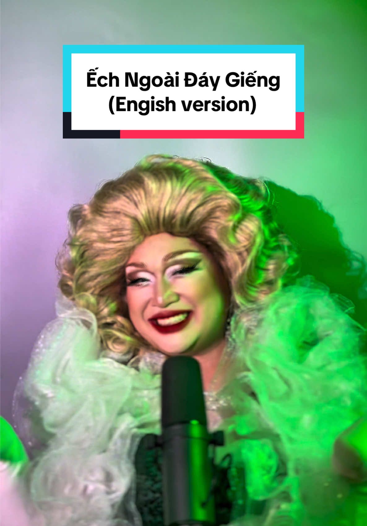 ✨ Từ đáy giếng… lên thẳng “For You” page 💅🐸✨ Phiên bản tiếng Anh của Honey cho ca khúc “Ếch Ngoài Đáy Giếng” – câu chuyện về việc nhìn ra thế giới rộng lớn hơn, được kể lại bằng giọng hát và phép màu drag 💖🎤 #DragQueenHoney #LiveSingingDrag #EchNgoaiDayGien #foryoupagе #trending @Phương Mỹ Chi @DTAP 