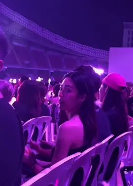 trai lại ngồi gần mà sao lại nhìn người ta bằng ánh mắt hết đường sống vậy P'Ling 😆 #lingorm #ormkornnaphat #linglingkwong #ormling 