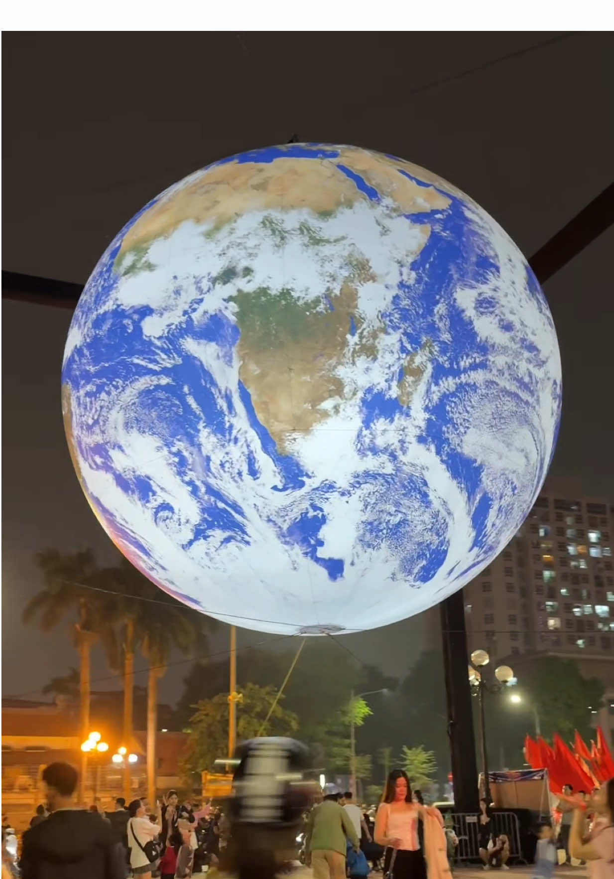 Nhìn trái đất từ địa cầu😍 #hotay #traidat #hanoi #xuhuong 